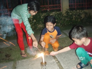 Hasif bersama sepupu, Nabilah dan Aisyah bermain bunga api